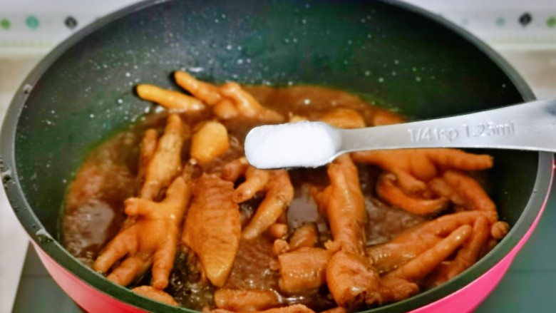 红烧香菇,按个人口味加入盐煮2分钟。