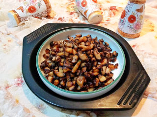 红烧香菇,红烧香菇食材简单，不加任何香料，老人小孩都可以吃，好吃又好做，鲜美无比～