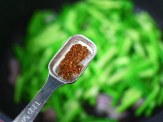 蒜苔炒鸡蛋,加入花椒粉增加口感。