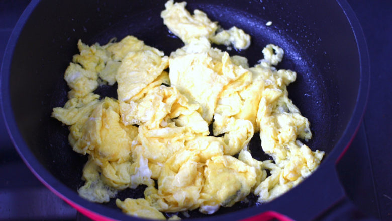 蒜苔炒鸡蛋,热油倒入鸡蛋液，炒至凝固即可盛出备用。