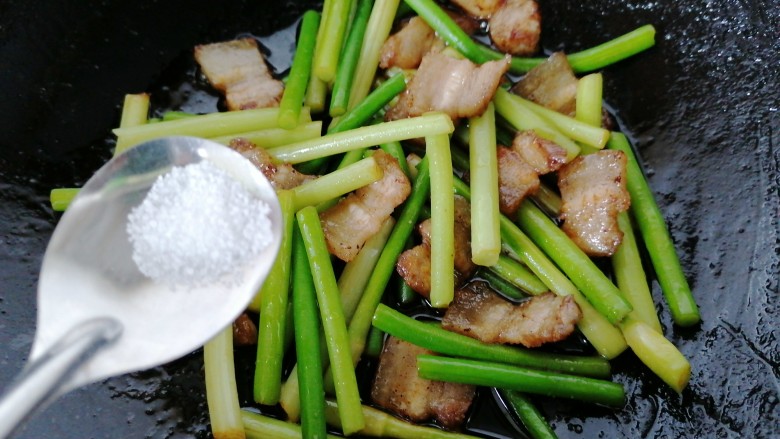蒜苔回锅肉,加入适量盐调味