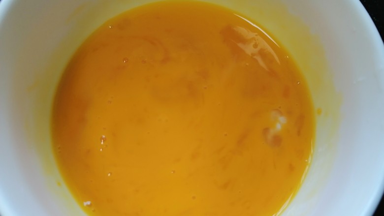 香菇炒鸡蛋,将蛋液搅打均匀