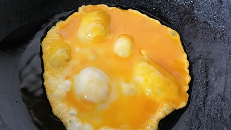 香菇炒鸡蛋,锅内放油烧热倒入蛋液