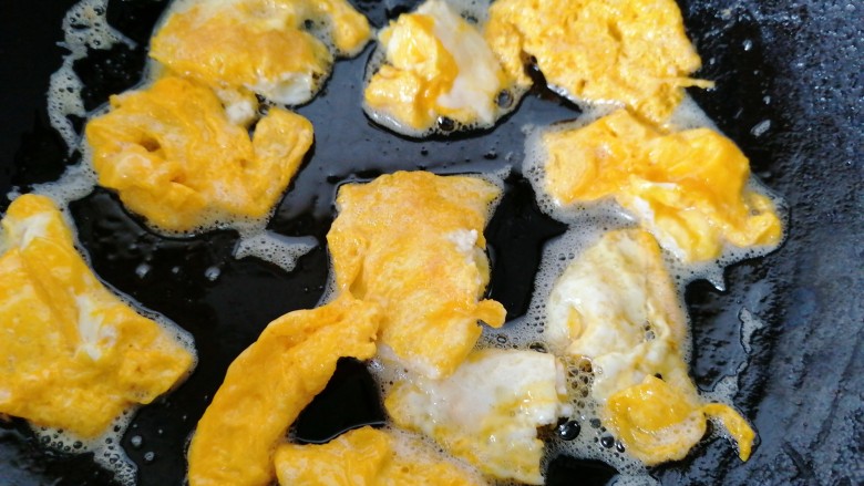 香菇炒鸡蛋,将鸡蛋炒成小块