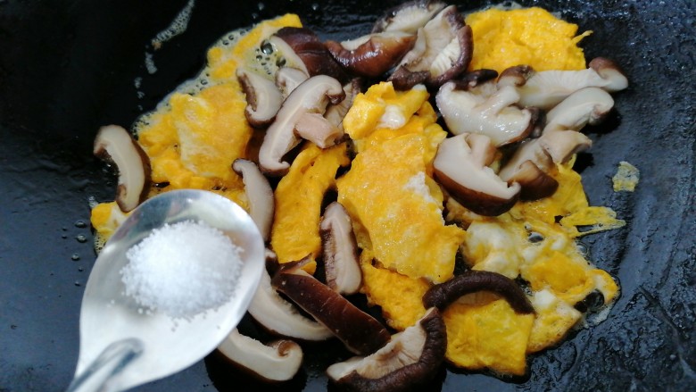 香菇炒鸡蛋,加入适量盐调味