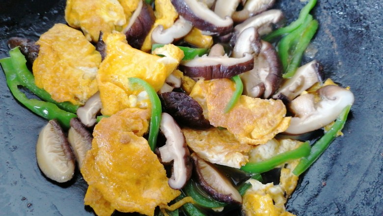 香菇炒鸡蛋,最后放入青椒翻炒均匀即可出锅