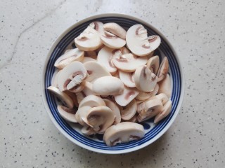 芦笋炒蘑菇,蘑菇洗净，切片