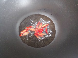 芦笋炒蘑菇,待锅内油热，下小米椒，煸香