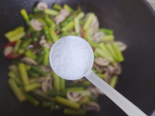 芦笋炒蘑菇,加一小勺细盐
