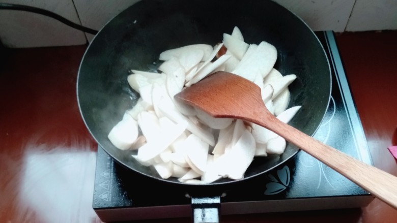 杏鲍菇炒肉片,再把锅烧热放油下杏鲍菇炒软