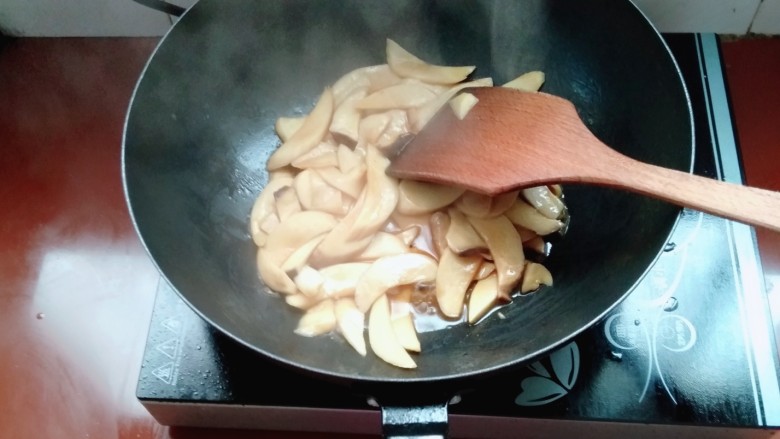 杏鲍菇炒肉片,加入盐，酱油炒匀，盖上盖子把杏鲍菇煮熟