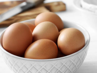 蒜苔炒鸡蛋,鸡蛋准备2～3个。