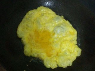 蒜苔炒鸡蛋,先炒鸡蛋，把鸡蛋炒好后盛出来。