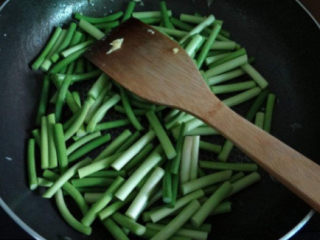 蒜苔炒鸡蛋,炒鸡蛋剩下的油可以用来炒蒜苔，将蒜苔炒至变的更绿，加入花椒粉、生抽、蚝油炒均匀。