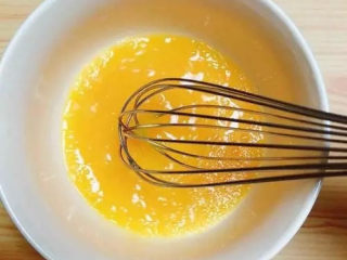 蒜苔炒鸡蛋,把鸡蛋搅成蛋液。