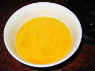 蒜苔炒鸡蛋,多搅拌一会儿使鸡蛋液均匀一些。