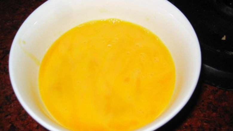 蒜苔炒鸡蛋,多搅拌一会儿使鸡蛋液均匀一些。