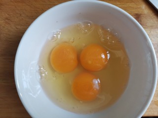 蒜苔炒鸡蛋,碗中打入3个鸡蛋，搅拌均匀