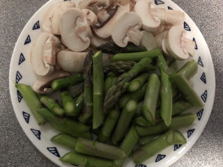 芦笋炒蘑菇,准备好食材。