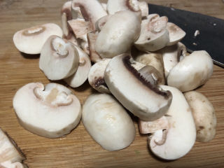 芦笋炒蘑菇,蘑菇切片。