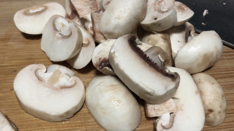 芦笋炒蘑菇,蘑菇切片。