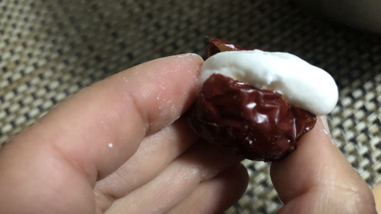 糯米枣,可以用手指稍微捏开一些红枣，便于夹馅。