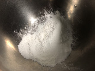 糯米枣,糯米粉里加入糖。