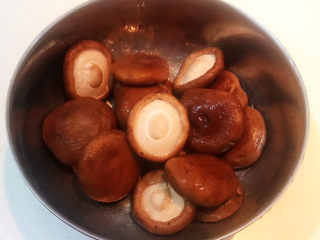 红烧香菇,把香菇清洗干净，沥干水分