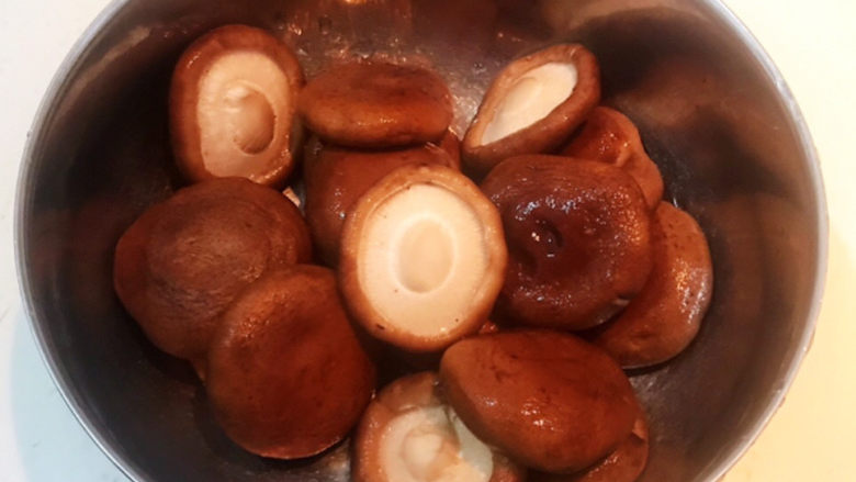 红烧香菇,把香菇清洗干净，沥干水分