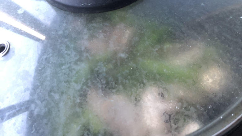 芦笋炒蘑菇,加盖焖煮一会儿。