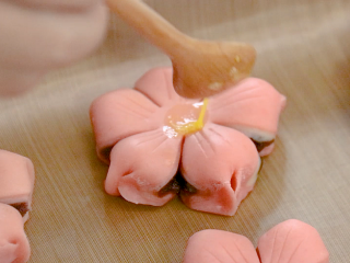 桃花酥,花蕊中心刷一层蛋黄液