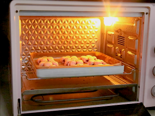 桃花酥,按个放入烤盘，放入烤箱，170度，烘烤30分钟