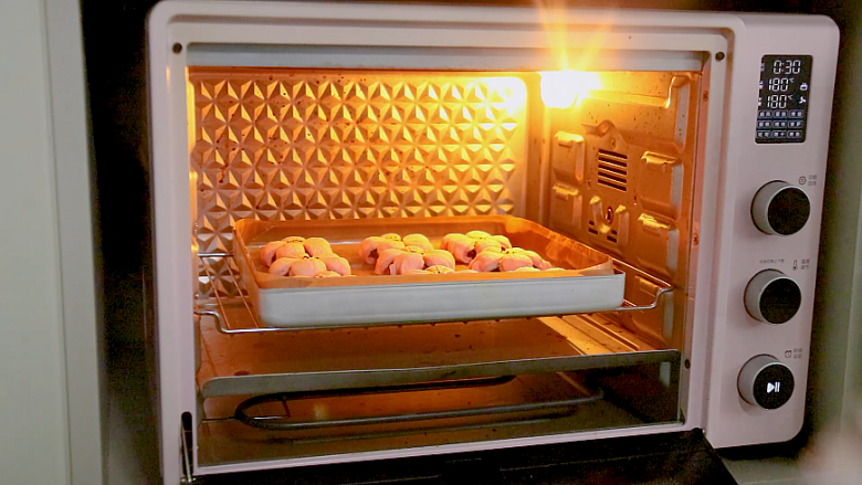 桃花酥,按个放入烤盘，放入烤箱，170度，烘烤30分钟