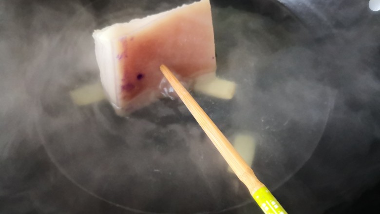 蒜苔回锅肉,煮至五花肉用筷子能戳进去即可