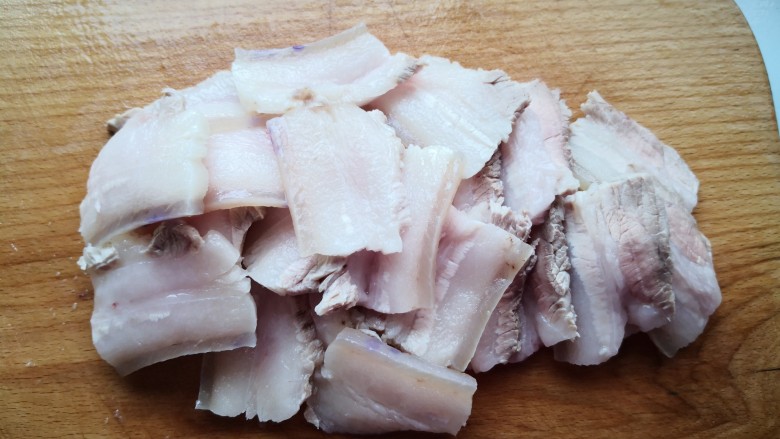 蒜苔回锅肉,捞出来放凉后切成薄片备用