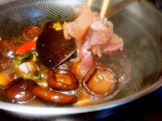红烧香菇,锅中收汁后放入肉片