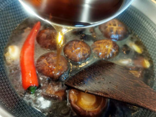 红烧香菇,加入泡香菇水，不够可再加水，浸过所以食材