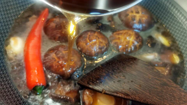 红烧香菇,加入泡香菇水，不够可再加水，浸过所以食材