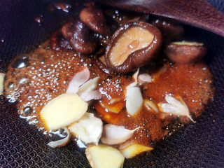 红烧香菇,锅中加入干香菇及辛香料