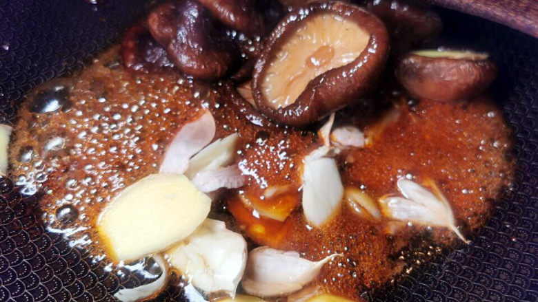 红烧香菇,锅中加入干香菇及辛香料