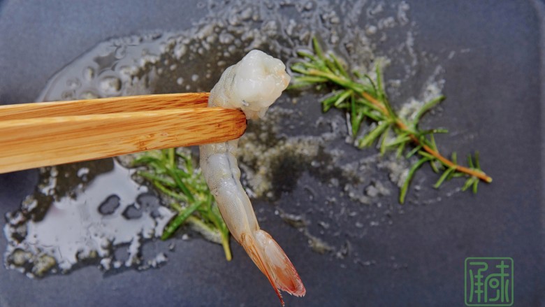 春天第一抹豆苗，与虾更搭,6、加入腌制好的虾。
