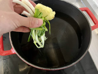 萝卜海带汤➕鸭腿白萝卜海带汤,汤锅加适量清水，放入葱结生姜