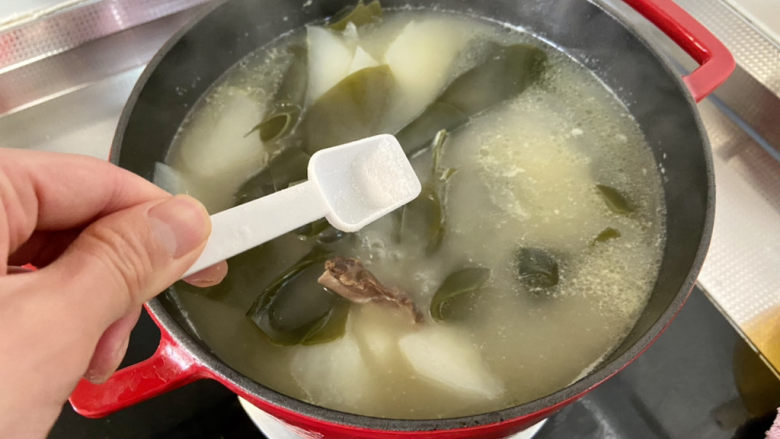 萝卜海带汤➕鸭腿白萝卜海带汤,尝下咸淡，如果觉得淡，可以加少许食盐