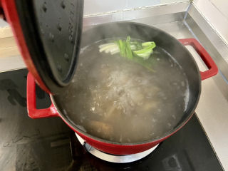 萝卜海带汤➕鸭腿白萝卜海带汤,煮开后，中火煮5分钟