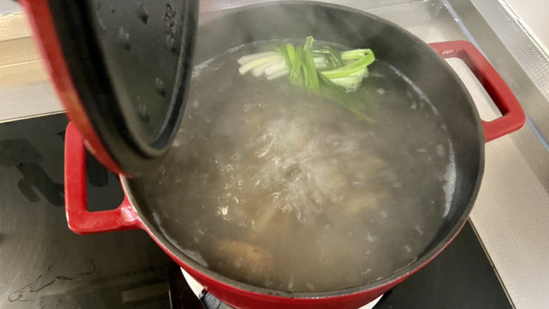 萝卜海带汤➕鸭腿白萝卜海带汤,煮开后，中火煮5分钟