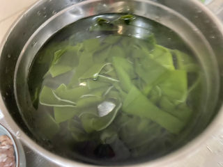 萝卜海带汤➕鸭腿白萝卜海带汤,因为是腌渍海带结，提前取出清洗，清水浸泡半小时，以免过咸