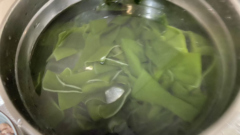 萝卜海带汤➕鸭腿白萝卜海带汤,因为是腌渍海带结，提前取出清洗，清水浸泡半小时，以免过咸