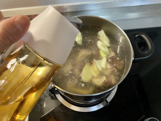 萝卜海带汤➕鸭腿白萝卜海带汤,一汤匙料酒，煮开后撇去浮末煮一分钟
