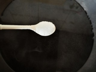 蒜苔炒鸡蛋,锅里放水放盐