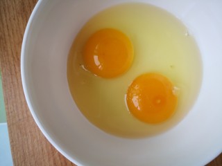 蒜苔炒鸡蛋,鸡蛋磕入碗里
